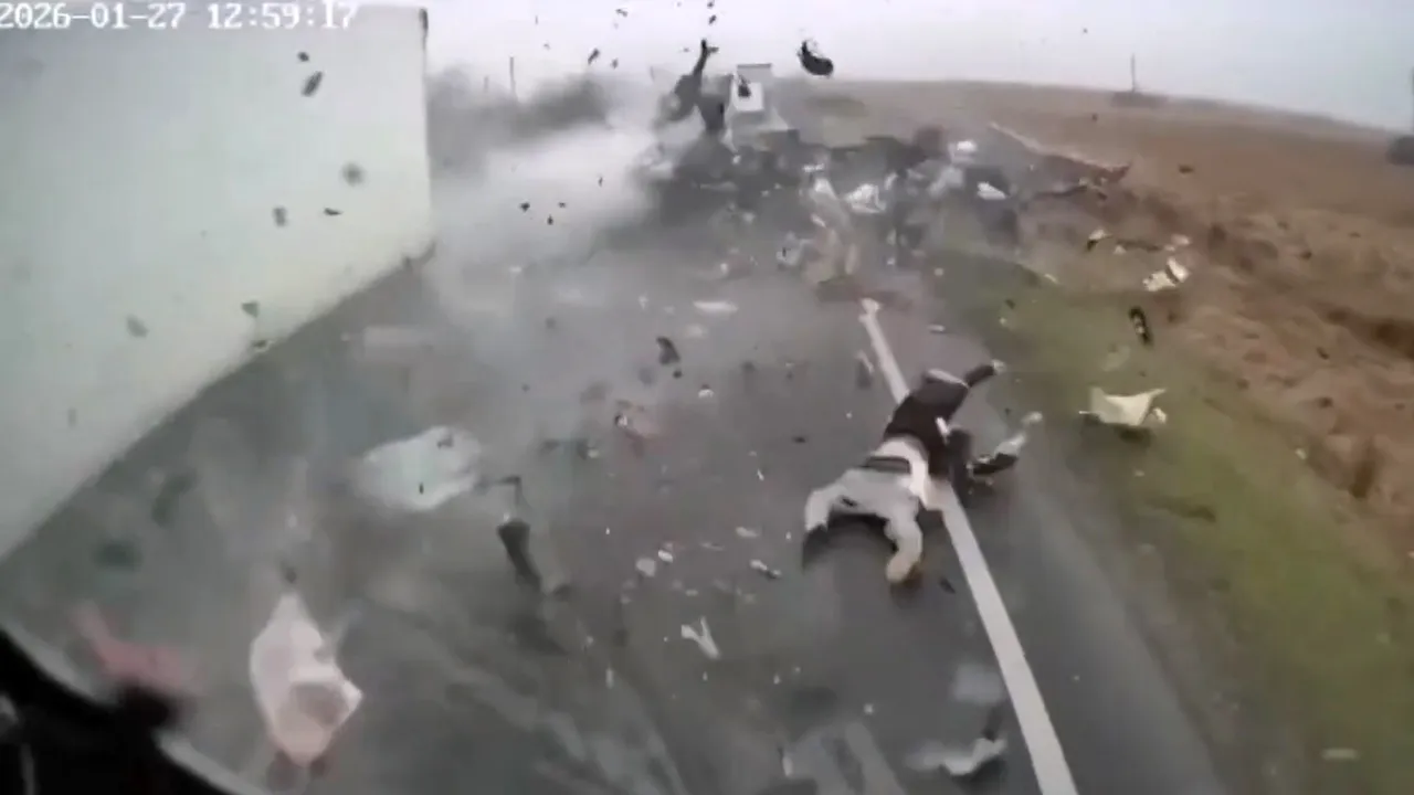 車禍發生時，廂型車內乘坐的球迷們都被抛飛，釀成7死3重傷的慘劇。翻攝自X