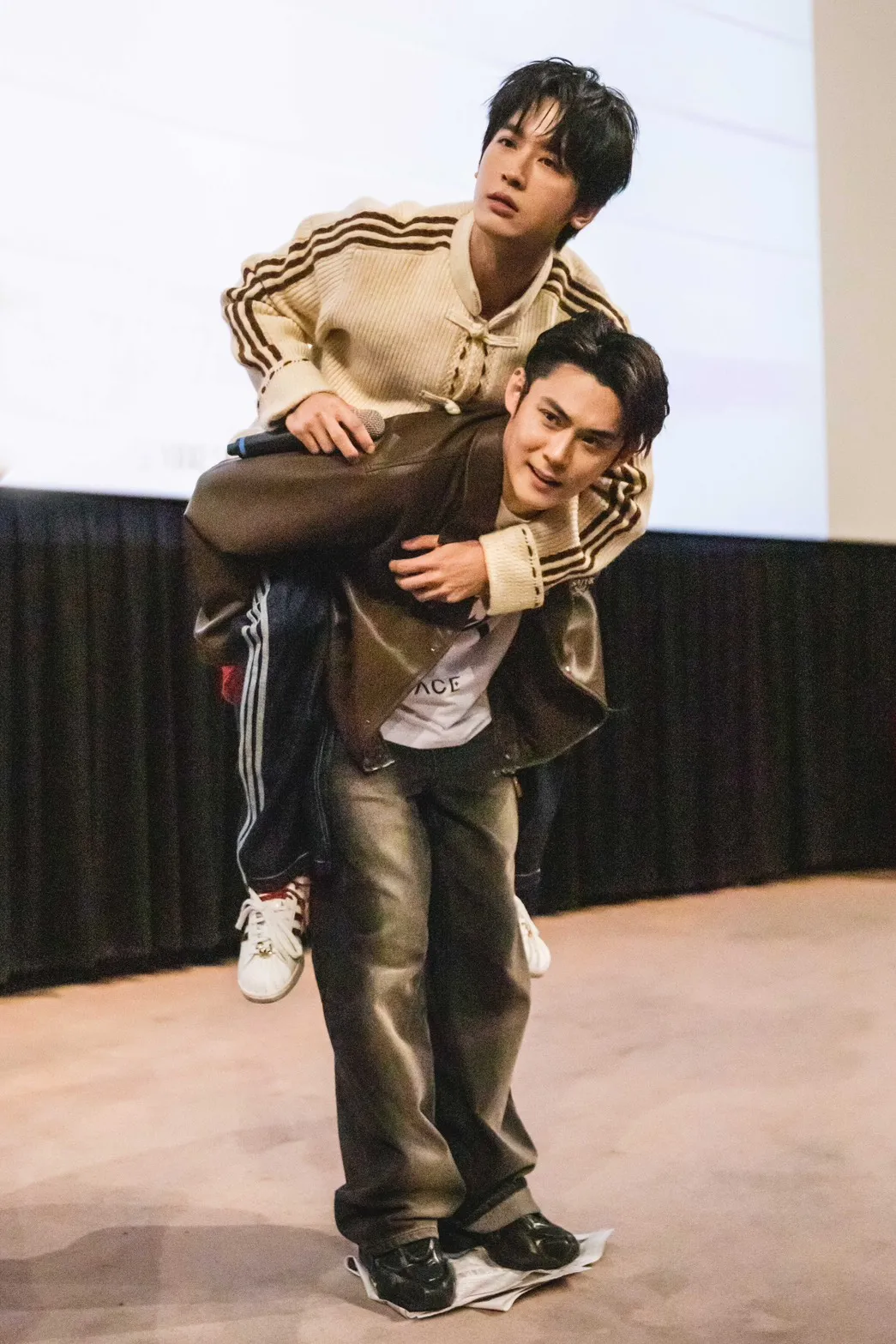 陳奕和吳思賢玩默契互動。《男公館》提供