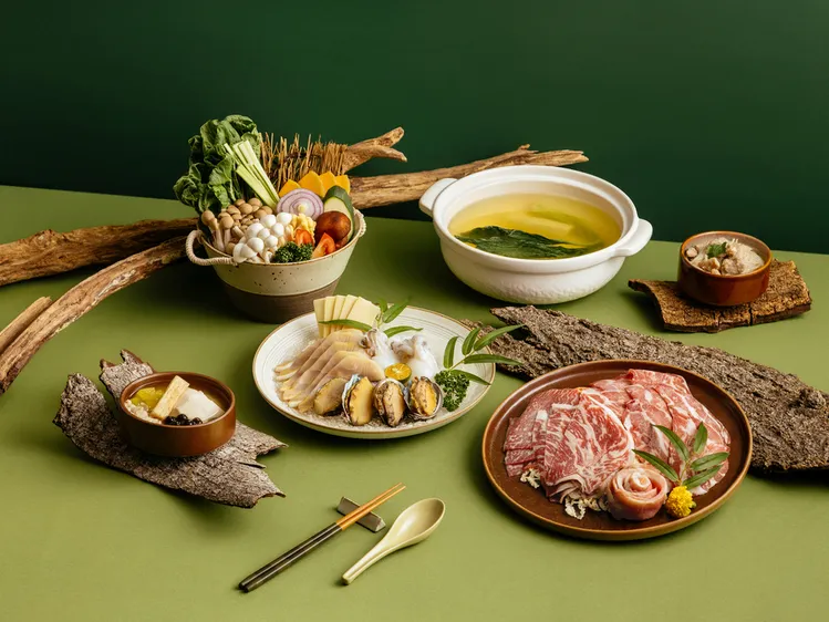 烟波花时间宜兰传艺一泊二飨「山酿极鲜」住房专案，四人分飨有美国SRF极黑和牛、伊比利梅花豚、伊比利松阪猪、山泉鲟龙鱼、带壳九孔鲍、墨鱼仔。烟波国际观光集团提供