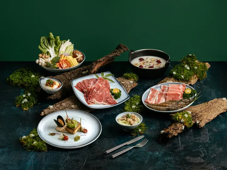 煙波蘇澳四季雙泉館一泊二饗「山釀極鮮」住房專案，主菜以山泉鱘龍魚搭配淡菜、羅勒洋蔥醬及花椰菜薯泥，火鍋湯底選山苦瓜與淮山熬成純白米湯。煙波國際觀光集團提供