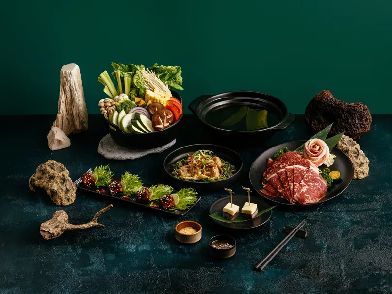 烟波花莲馆一泊二飨「山酿极鲜」住房专案，双人分飨主打和风照烧山泉鲟龙鱼，外酥内嫩，搭配日式昆布汤火锅、美国SRF极黑和牛与五花豚，汤底清鲜。烟波国际观光集团提供