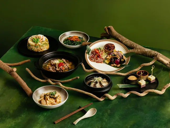 煙波花蓮太魯閣館一泊二饗「山釀極鮮」住房專案，雙人分饗端出金湯酸菜煨美國SRF極黑和牛、馬告山泉鱘龍魚湯。煙波國際觀光集團提供