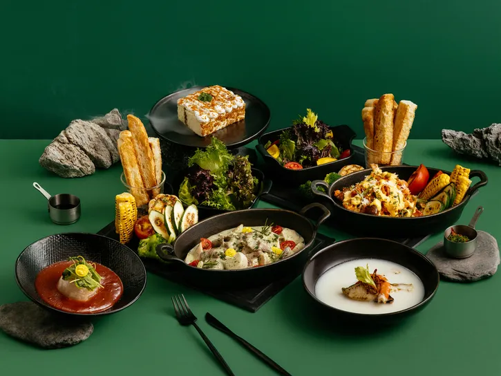 新竹都会馆四人分飨餐以马告炙烧山泉鲟龙鱼汤与刺葱奶油美国 SRF 极黑和牛为亮点，搭配主厨以在地风味延伸的韩式焦糖红酱肉圆与鱼子水蒸蛋糕，呈现山林香气与城市创意并置的飨宴。烟波国际观光集团提供