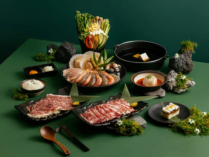 煙波集團一泊二饗「山釀極鮮」住房專案，湖濱館四人分饗餐包含美國SRF極黑和牛、伊比利梅花豚、山泉鱘龍魚、天使紅蝦、帶殼扇貝、鮮蝦、蛤蜊。煙波國際觀光集團提供