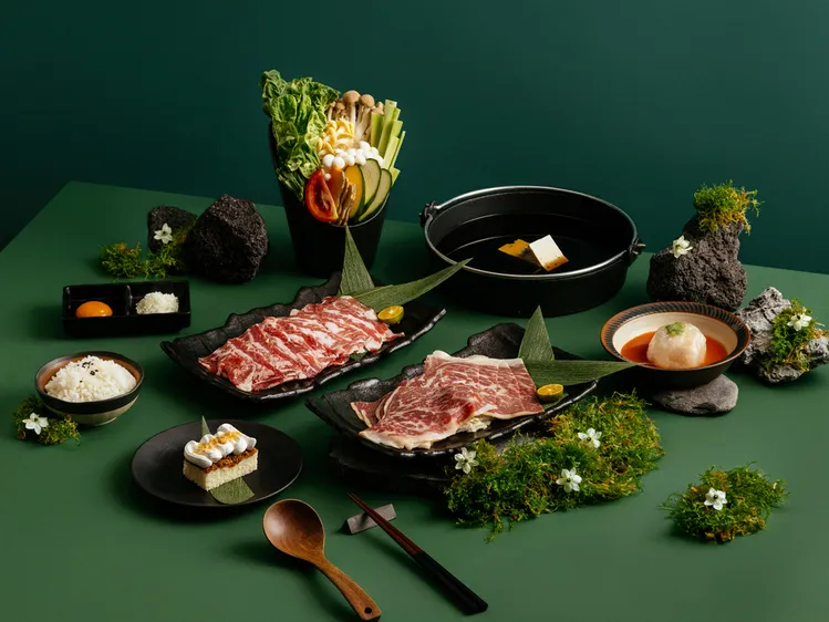 新竹湖濱館雙人分饗餐以日式湯底為主軸，搭配美國 SRF 極黑和牛與伊比利梅花豚，佐以在地風味料理與精緻甜點，呈現溫潤細膩的雙人饗宴。煙波國際觀光集團提供