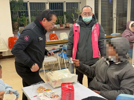 桃园市府社会局夜访送暖　发放保暖物资助街友避寒