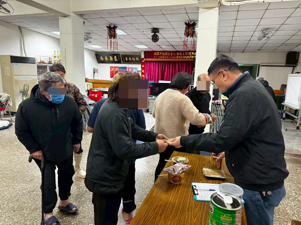 发放保暖物资。社会局提供