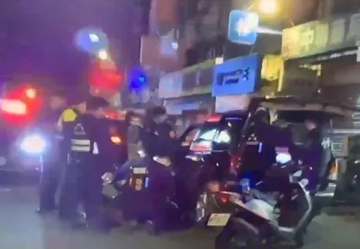 男驾驶未系安全带拒检逃逸！车况不佳中途抛锚　警方手到擒来起出枪毒