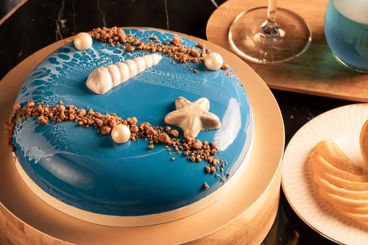 Delicatesse 洲際烘焙坊限定推出「海洋橙花檸檬蛋糕」。以寶藍色鏡面淋面演繹 SUPER JUNIOR 專屬應援色，酸甜檸檬橙花風韻交織輕盈慕斯，在舌尖優雅應援。業者提供