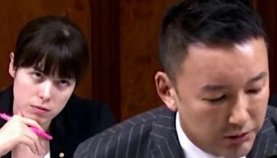 小野田紀美（左）多年前在山本太郎發言時翻白眼的影片，被台灣網友津津樂道。翻攝X