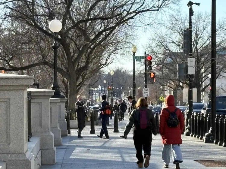 台灣民眾黨一行人12日訪問華府，首先拜會白宮國安會。圖為台灣民眾黨主席黃國昌（橘背包者）進入白宮國安會所在的艾森豪行政辦公大樓。中央社