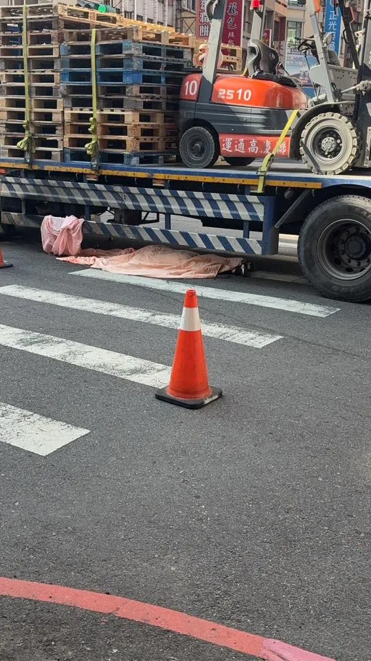 大貨車疑未注意車前有人經過，起步時撞死婦人。翻攝臉書「彰化人大小事」