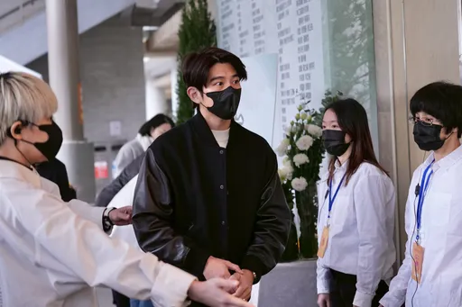 修杰楷卷闪兵后首露面！低调参与萧敬腾岳父告别式家祭