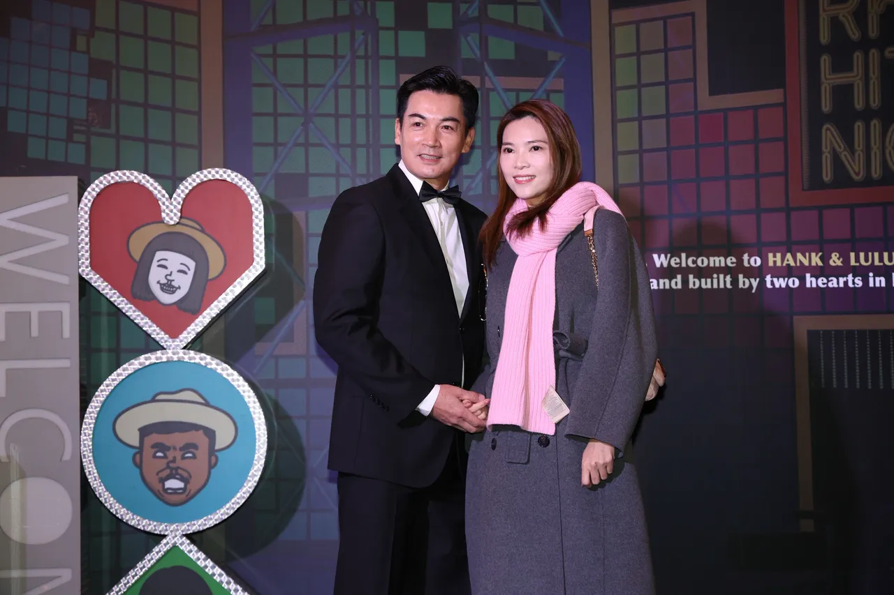 伊正（左）和老婆。莊宗達攝