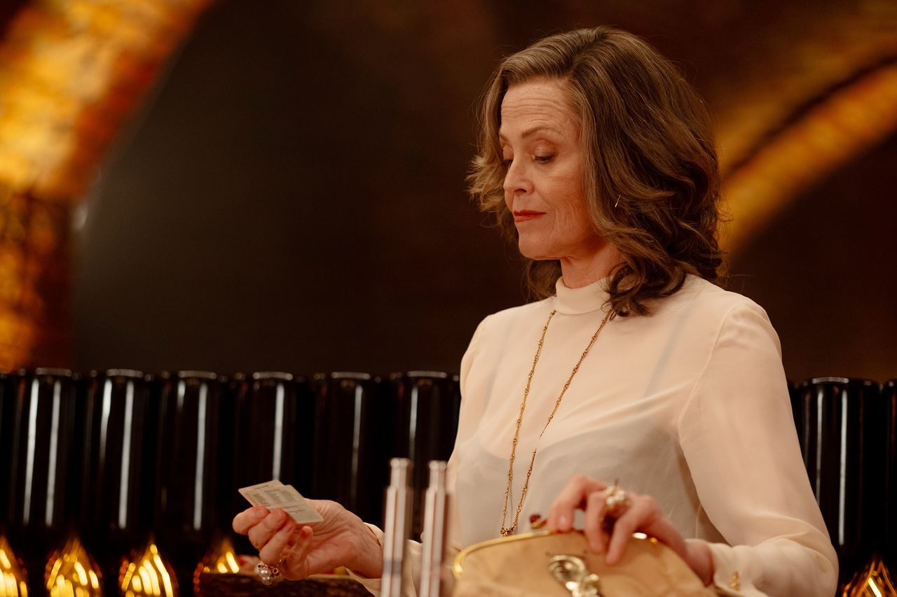 76歲雪歌妮薇佛逆齡美炸 踩4吋高跟當復古蛇蠍美人