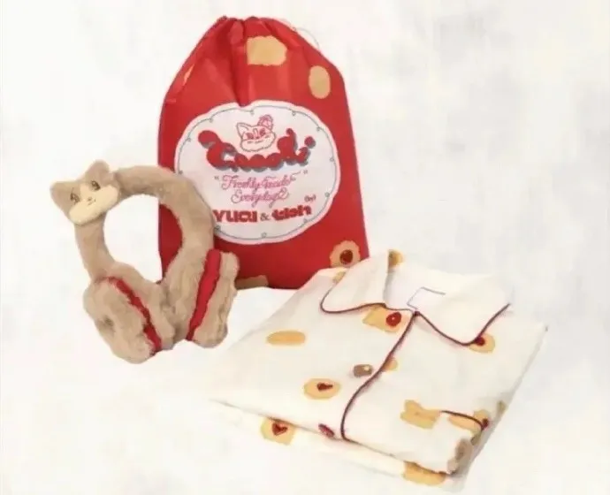 李昀銳戴的這款耳罩，是孟子義所穿睡衣的贈品。翻攝友誼已走到盡頭微博