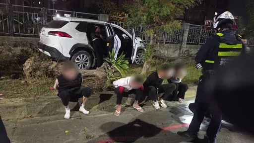 債務糾紛引發飛車追逐擦撞！警查獲2車5人　還起出這些違禁品