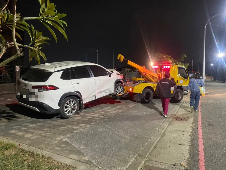 白色自小客車擦撞路旁自小貨車並自撞路樹。翻攝畫面