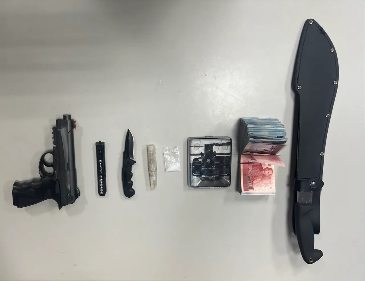 警方在車內起出瓦斯槍1支、K他命1小包及現金9萬7,700元。翻攝畫面