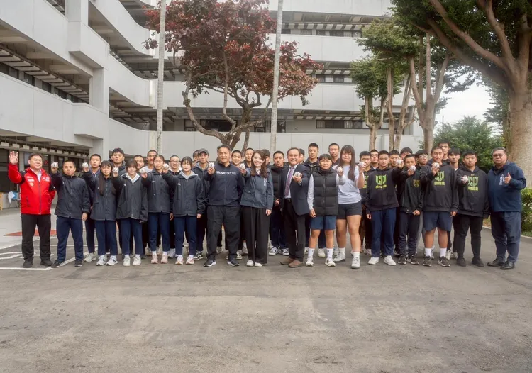 高虹安與張泰山走訪校園，用行動支持基層棒球訓練，點燃青少年職業棒球夢。高虹安臉書