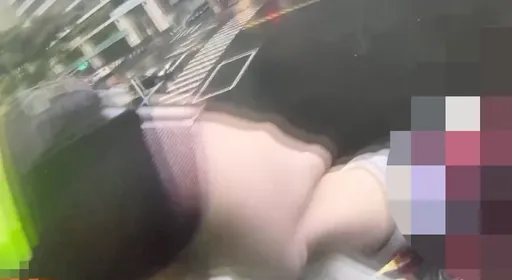 北市女欲跳橋輕生　警到場百米狂奔...千鈞一髮將她拉回