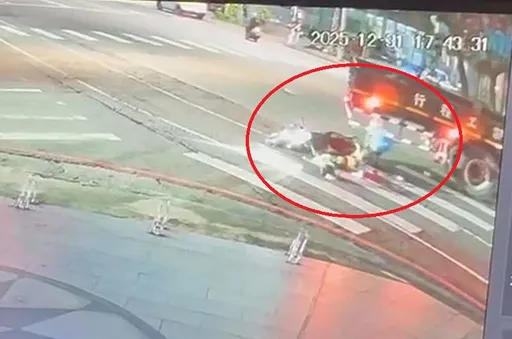 骑机车载2幼童与大货车碰撞　台中阿嬷惨遭辗毙！2孙轻伤