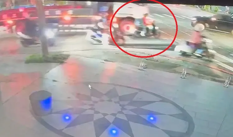 阿嬤載2個幼孫右轉時，遭大貨車撞上。民眾提供