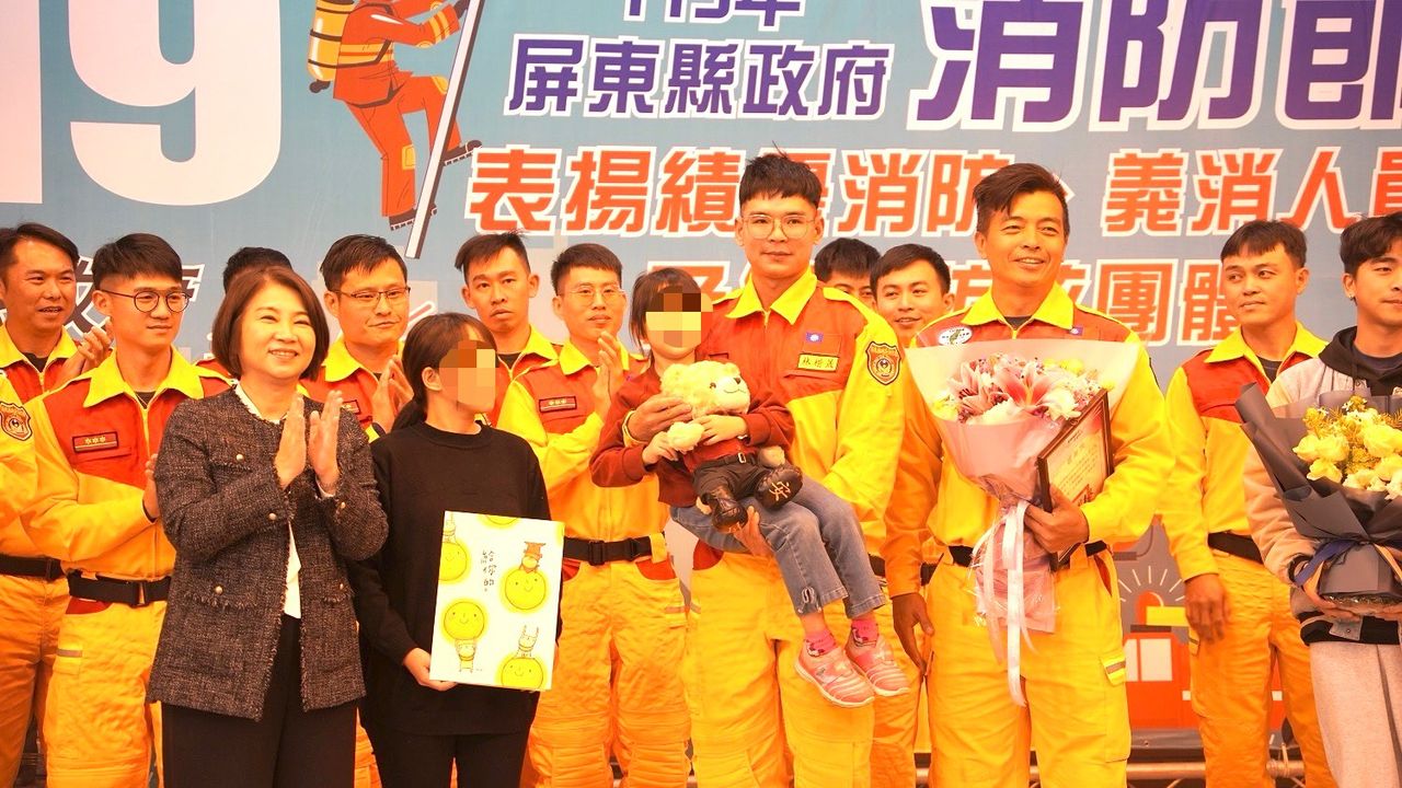 超暖場面!119消防節屏縣府表揚績優人員 花蓮獲救女童到場感謝特搜哥哥