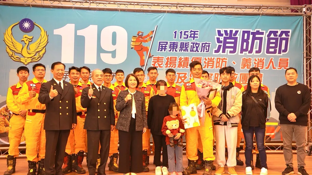 小沂在家人陪同下特地到場，親自向當時的救援人員表達感謝，溫馨畫面感動全場。翻攝畫面