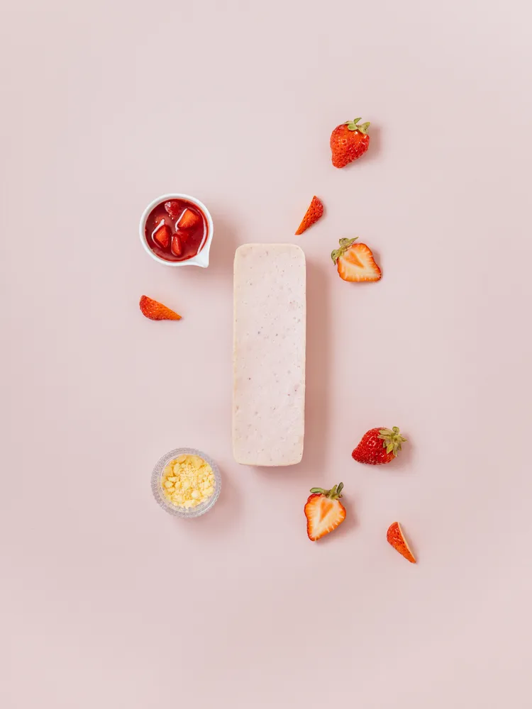 大湖豐香草莓果醬結合北海道奶油乳酪與依思尼奶油餅乾，完美呈現天然食材滋味。深法提供