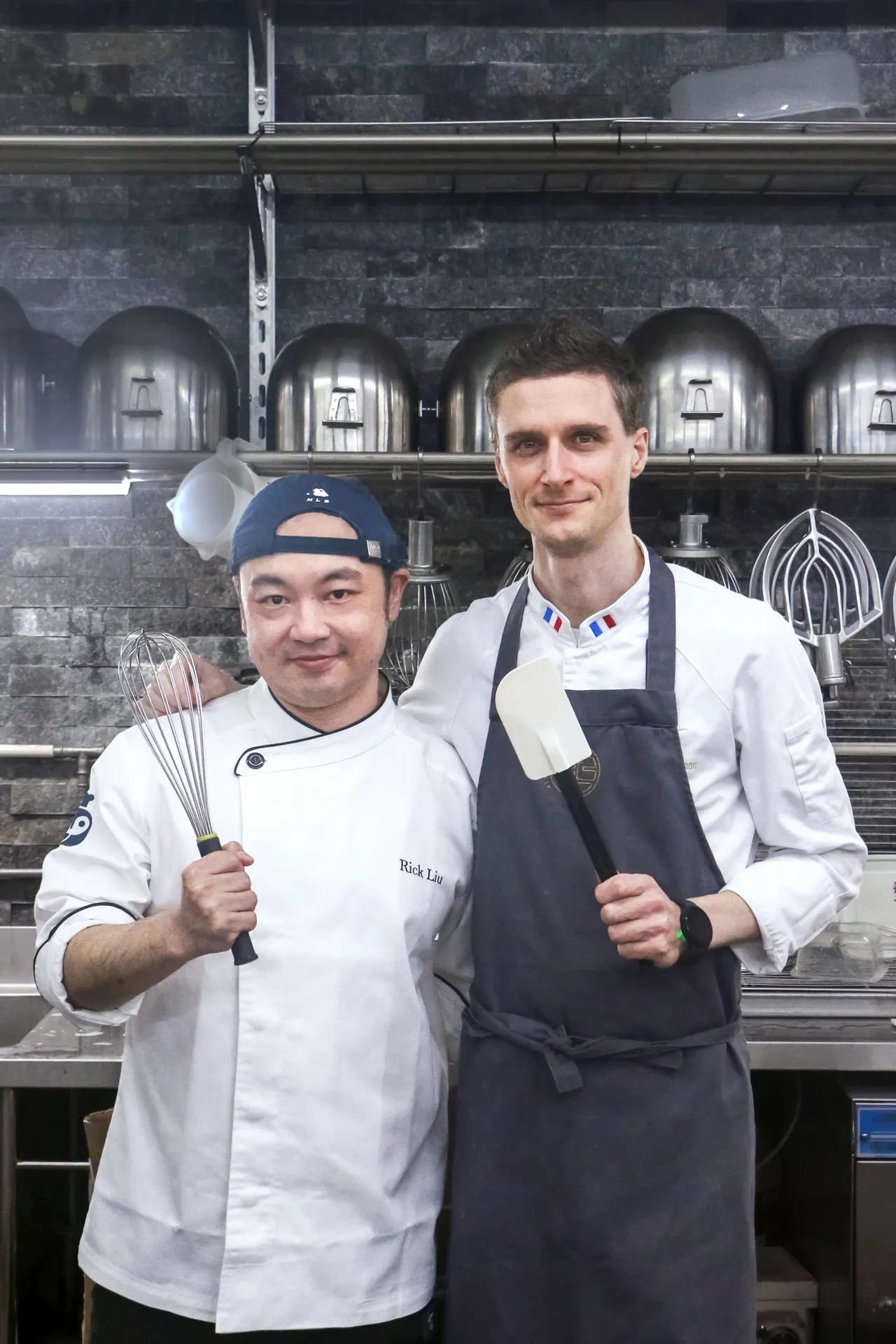 依思尼台灣品牌大使 Alexis Bouillet (右)對創辦人深法創辦人Rick (左)分享許多讓烘焙作品更細緻的秘訣。深法提供