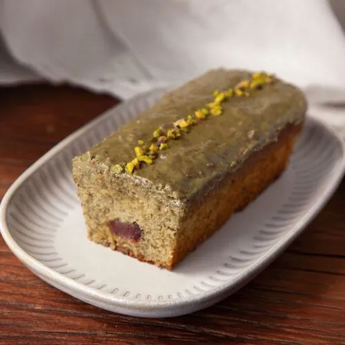 蛋糕體乳香與堅果香氣馥郁，搭配蜂蜜草莓果乾的清新酸甜，風味豐富平衡。深法提供