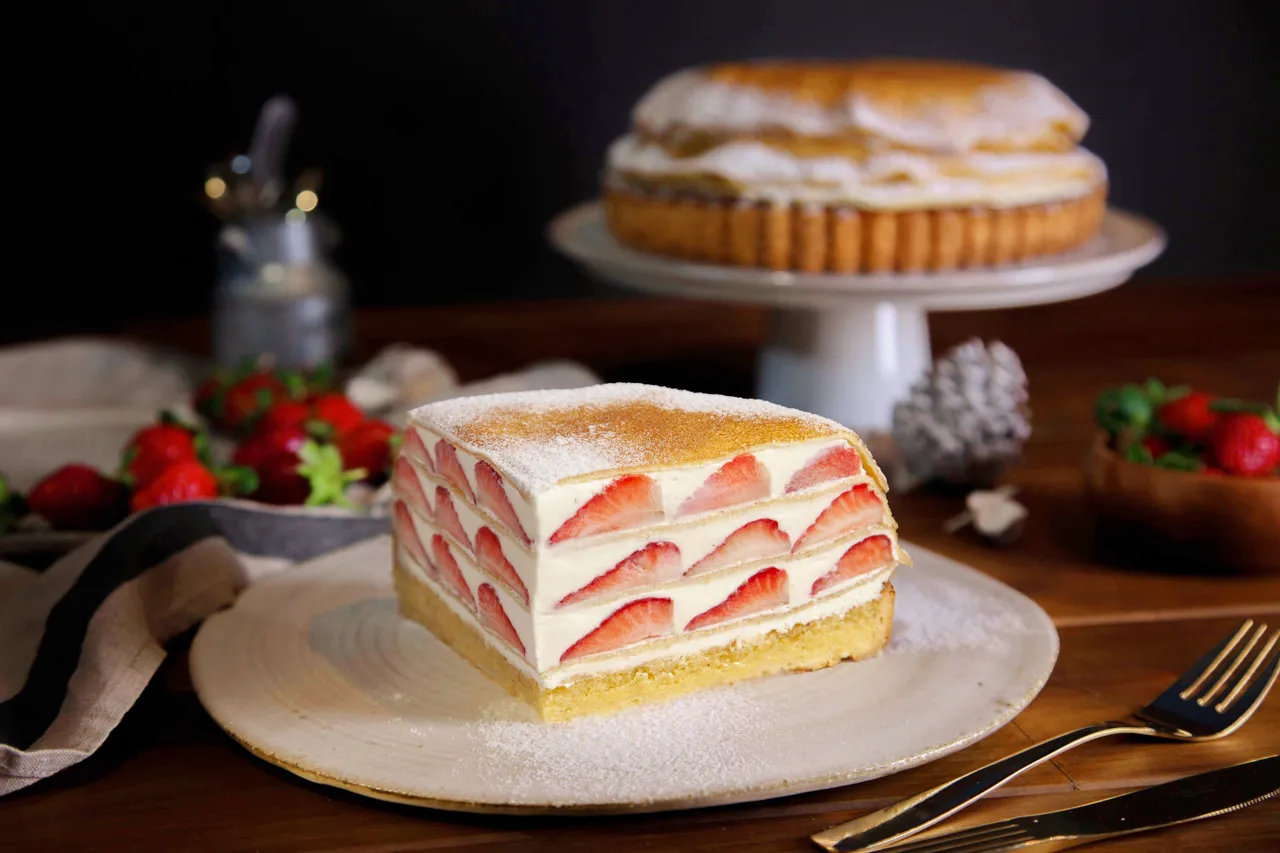 依思尼白乳酪奶香清爽，現煎可麗餅亦帶柑橘清香，加上多汁草莓與酥脆塔皮，口感豐富迷人。深法提供