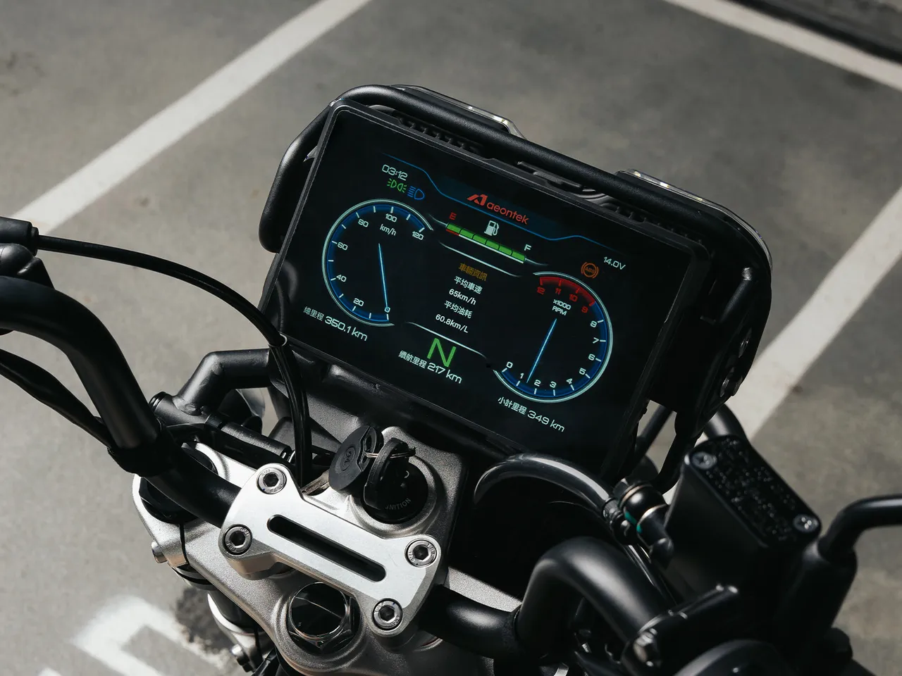7吋TFT贴合式彩色仪表可显示续航里程、油耗等行车资讯。业者提供