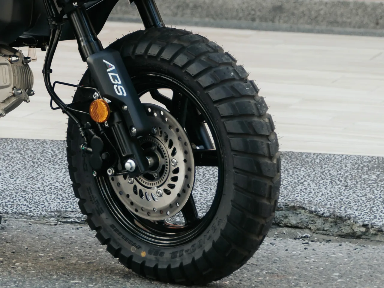 MK150采前后碟煞设计，前轮并搭载单回路ABS防锁死煞车系统。业者提供