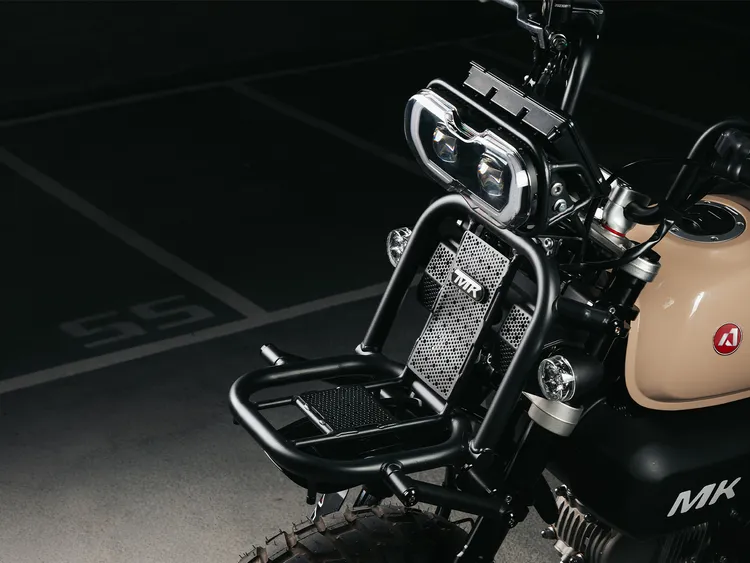 MK150全車標配前後載物架，方便加裝行李、露營裝備或日常用品。業者提供