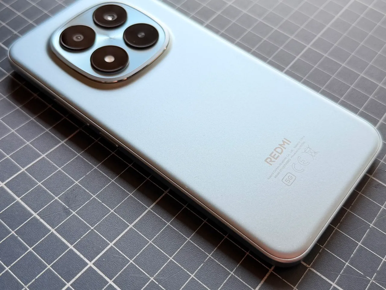 背面也有點微曲面設計，機身邊緣自然收斂，單手握持時貼合手掌、不易頂手，兼顧耐用結構與長時間使用的手感舒適度。趙筱文攝