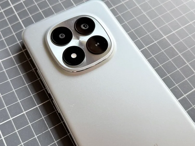 REDMI Note 15 Pro+ 5G 主鏡頭採用2億畫素感光元件與1/1.4吋大底，支援1X至4X一攝多焦段成像，搭配AI演算法強化細節與色彩一致性，兼顧解析力與實拍穩定度。趙筱文攝