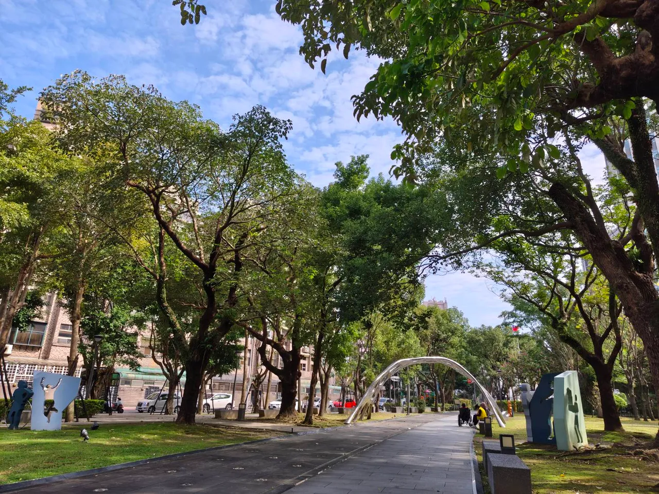 在晴朗日照環境下拍攝，REDMI Note 15 Pro+ 5G 能清楚保留樹葉層次與天空雲彩細節，色彩表現自然不過度濃豔，明暗交界處也未出現明顯過曝。趙筱文攝