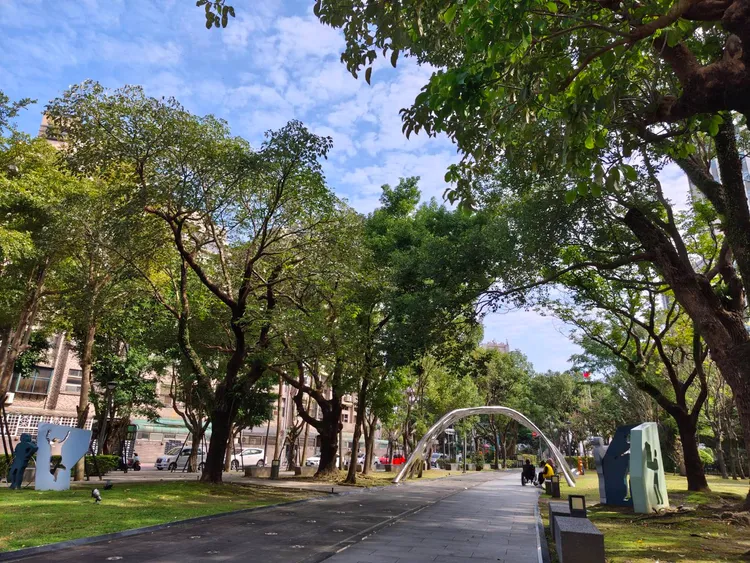 在晴朗日照環境下拍攝，REDMI Note 15 Pro+ 5G 能清楚保留樹葉層次與天空雲彩細節，色彩表現自然不過度濃豔，明暗交界處也未出現明顯過曝。趙筱文攝