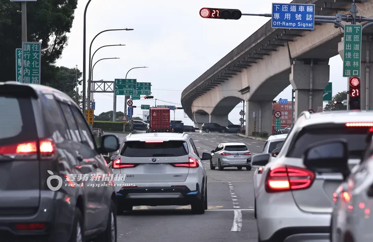 戴維斯和朋友開上高速高路南下。特勤中心攝