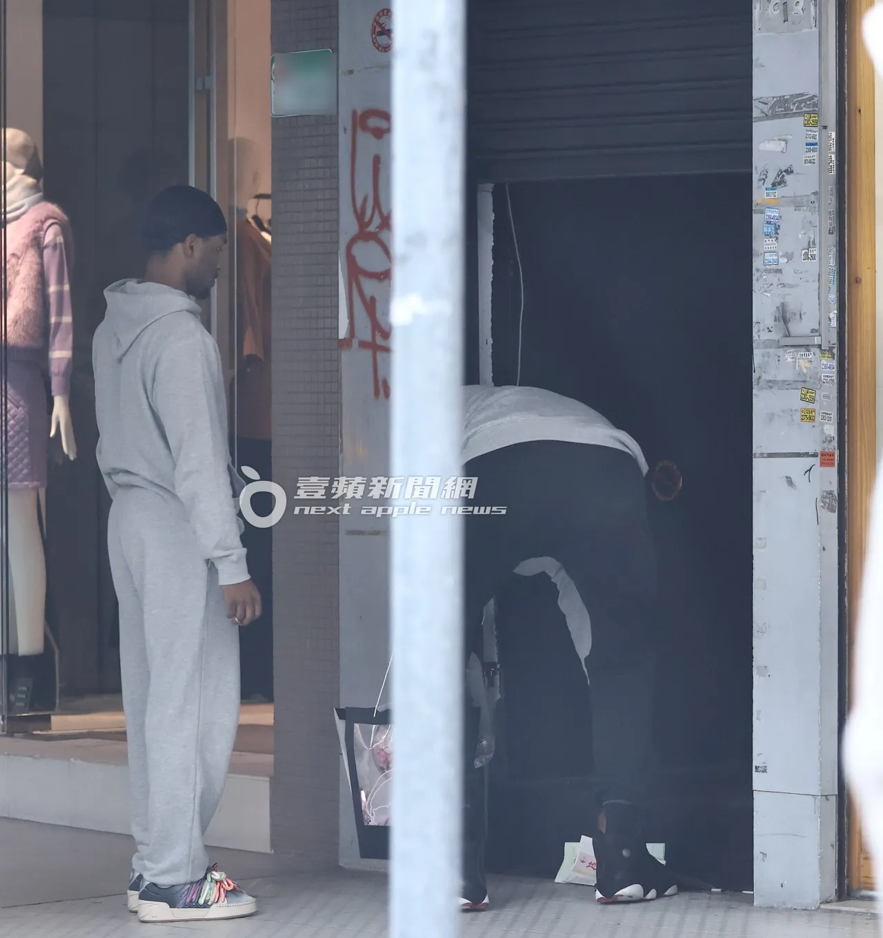 戴維斯（右）帶花束到自家「史賓瑟」公司。特勤中心攝