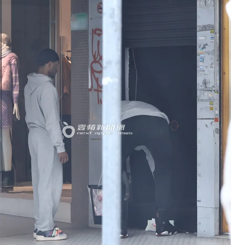 戴維斯（右）帶花束到自家「史賓瑟」公司。特勤中心攝