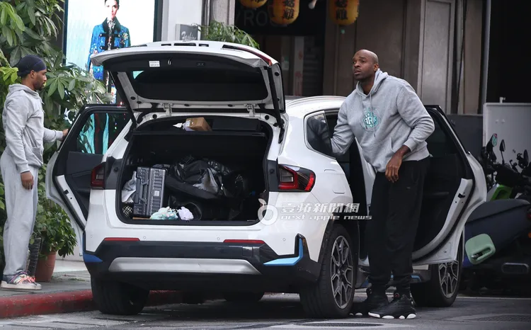 戴維斯（右）違停在紅線，整理後車廂。特勤中心攝