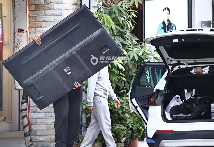 戴維斯一人扛起液晶電視。特勤中心攝