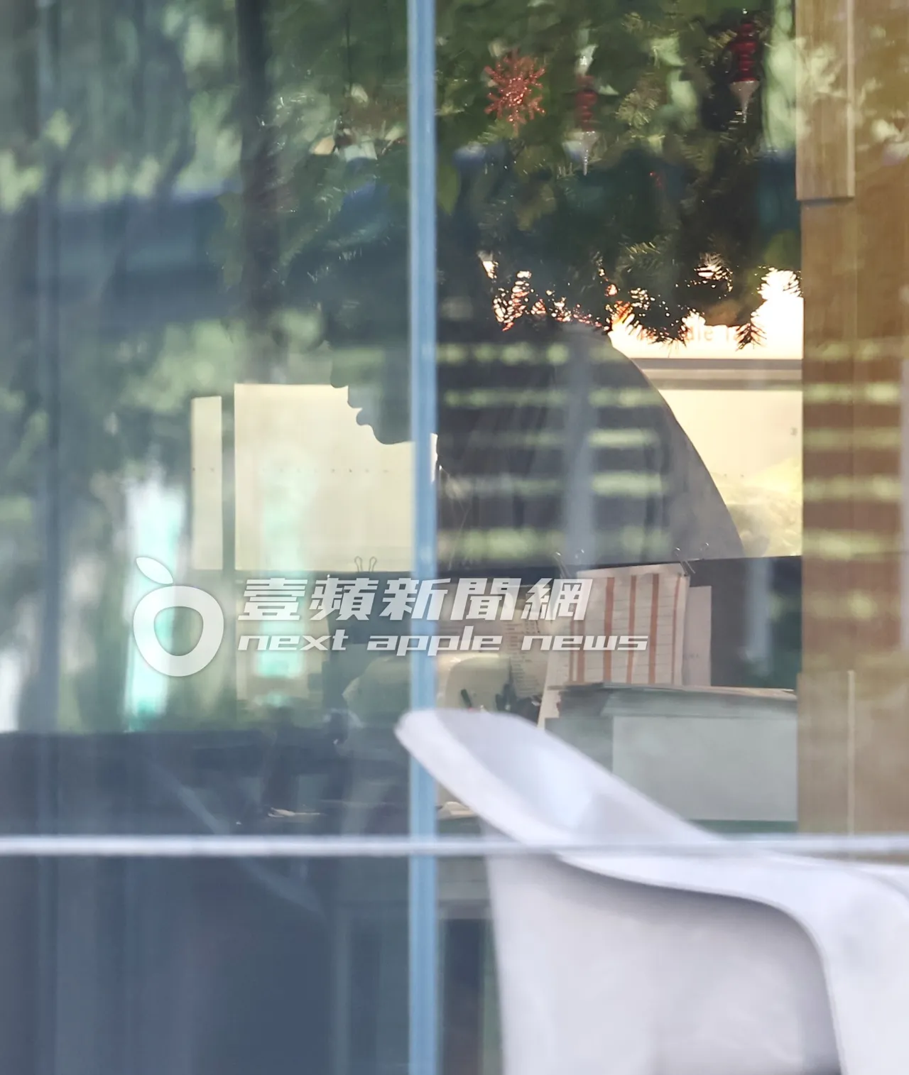 戴維斯一杯飲料喝不夠，再去櫃檯點了一杯。特勤中心攝