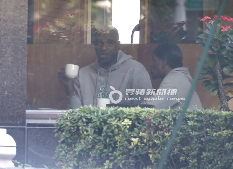 戴維斯與友人在簡餐店用餐。特勤中心攝