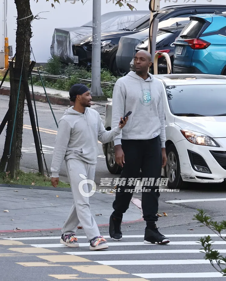 戴維斯（右）比友人高出一個頭。特勤中心攝