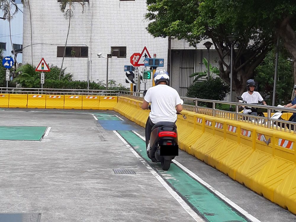 今起機車駕照筆試全改選擇題 行人走斑馬線開罰也擬放寬