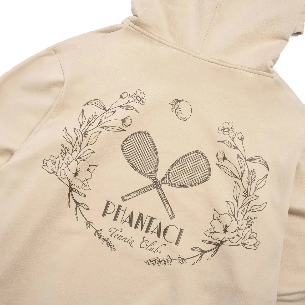 「PHANTACi TENNIS CLUB」網球系列將品牌LOGO結合復古網球拍圖案、典雅復古字體、象徵榮耀的月桂冠等元素。品牌提供